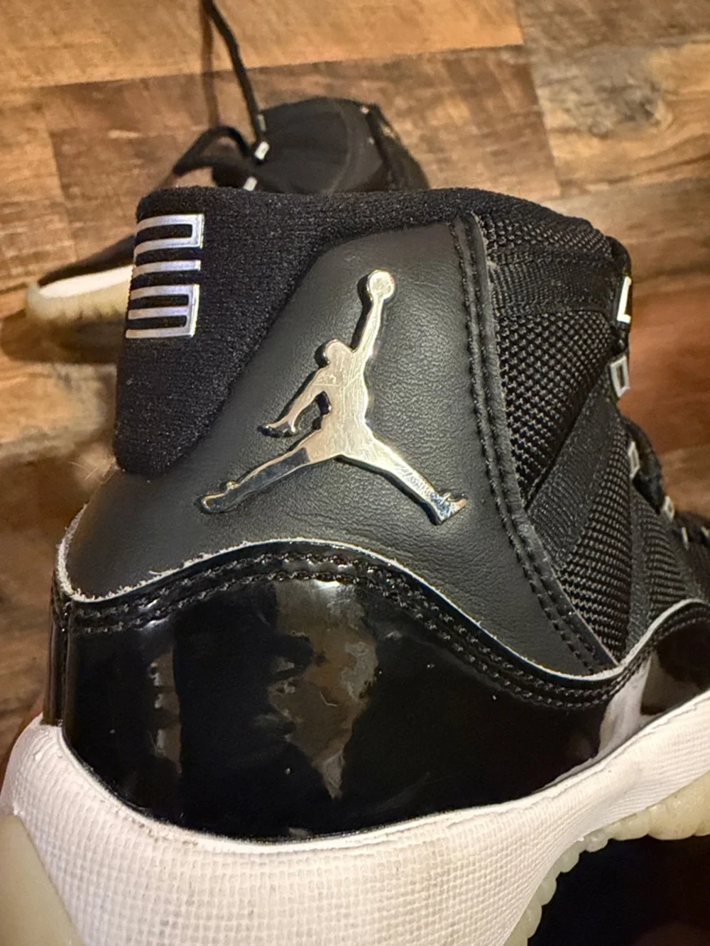 Air Jordan 11 Retro Black/White with Gum Sole Kids Size 4Y - Picture 7 of 8